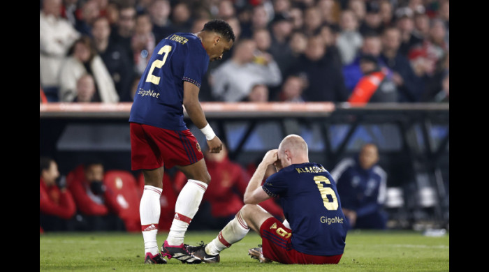 Klaassen a fost lovit în cap cu un obiect din tribune, la meciul Feyenoord - Ajax / Foto: Profimedia