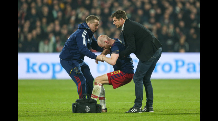 Klaassen a fost lovit în cap cu un obiect din tribune, la meciul Feyenoord - Ajax / Foto: Profimedia