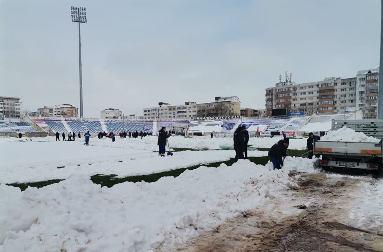 FC Botoşani, ajutată de deţinuţi să deszăpezească terenul, înaintea meciului cu FC Argeș