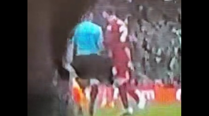 Momentul în care Andy Robertson este lovit în față de tușier / Foto: Twitter.com