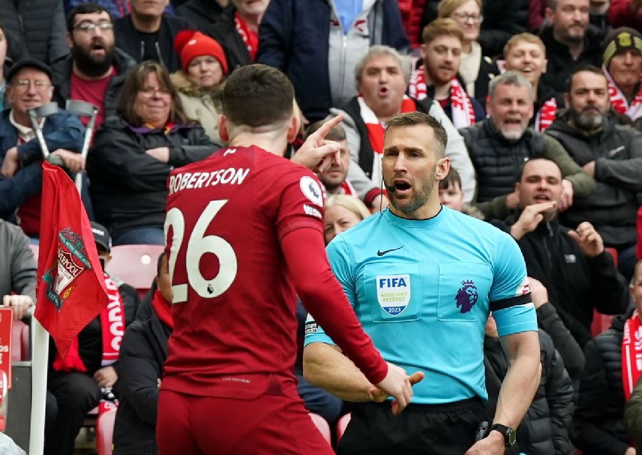 Prima măsură luată împotriva arbitrului care l-a lovit în față pe Andy Robertson