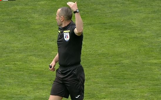Unui suporter i s-a făcut rău la partida dintre Petrolul și CS Mioveni, iar arbitrul a cerut intervenția medicilor