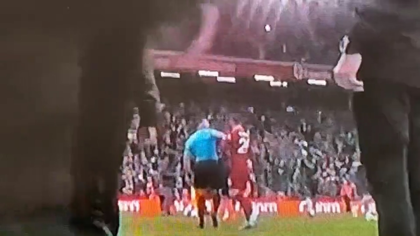 Prima reacție a arbitrului care l-a lovit cu cotul în față pe Andy Robertson