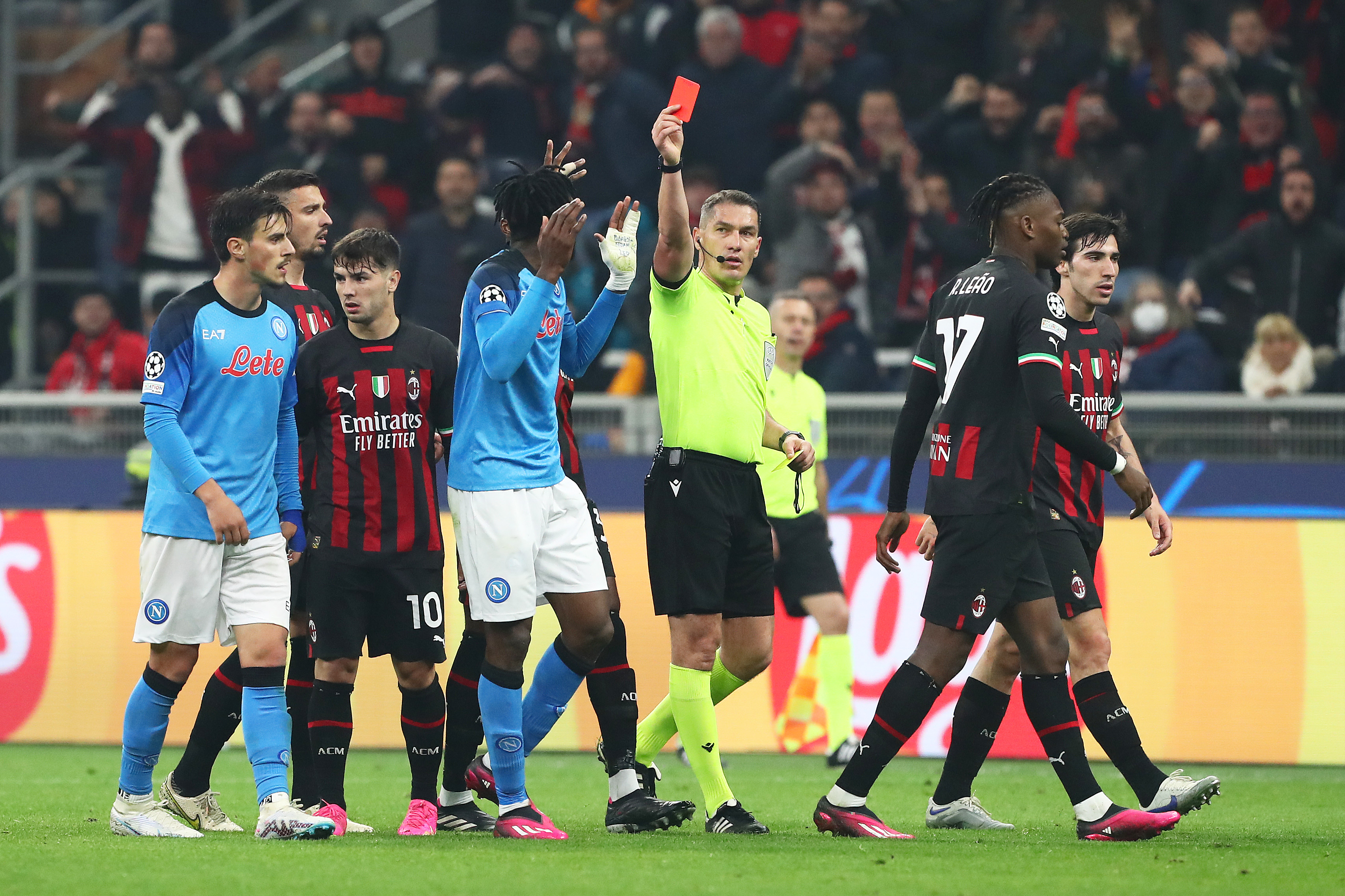 AC Milan - Napoli 1-0. Diavolii, două victorii în 5 zile cu liderul din Serie A. Istvan Kovacs a eliminat un jucător