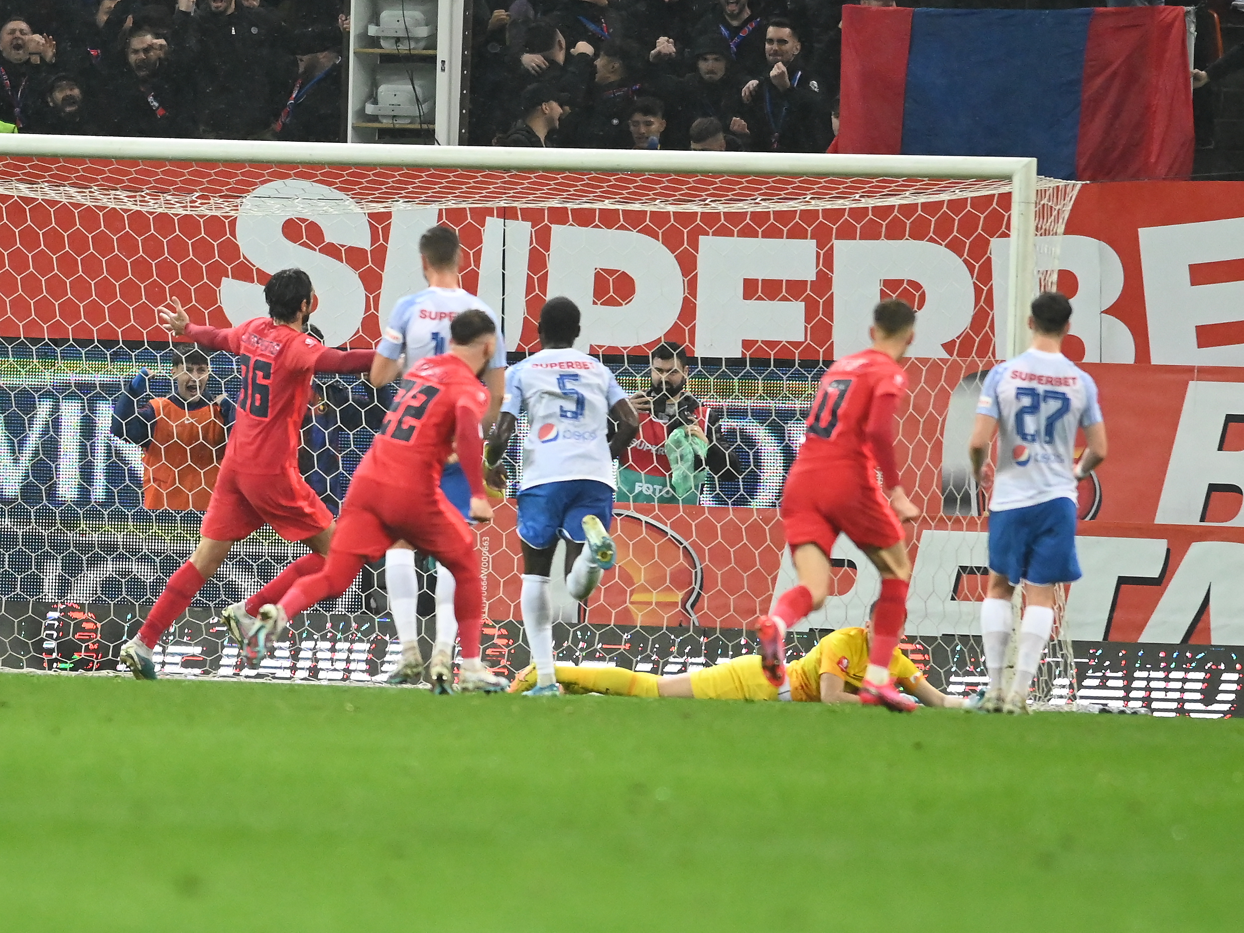 FCSB - Farul 2-1. Derby spectaculos pe Arena Națională! Roș-albaștrii, la două puncte de constănțeni