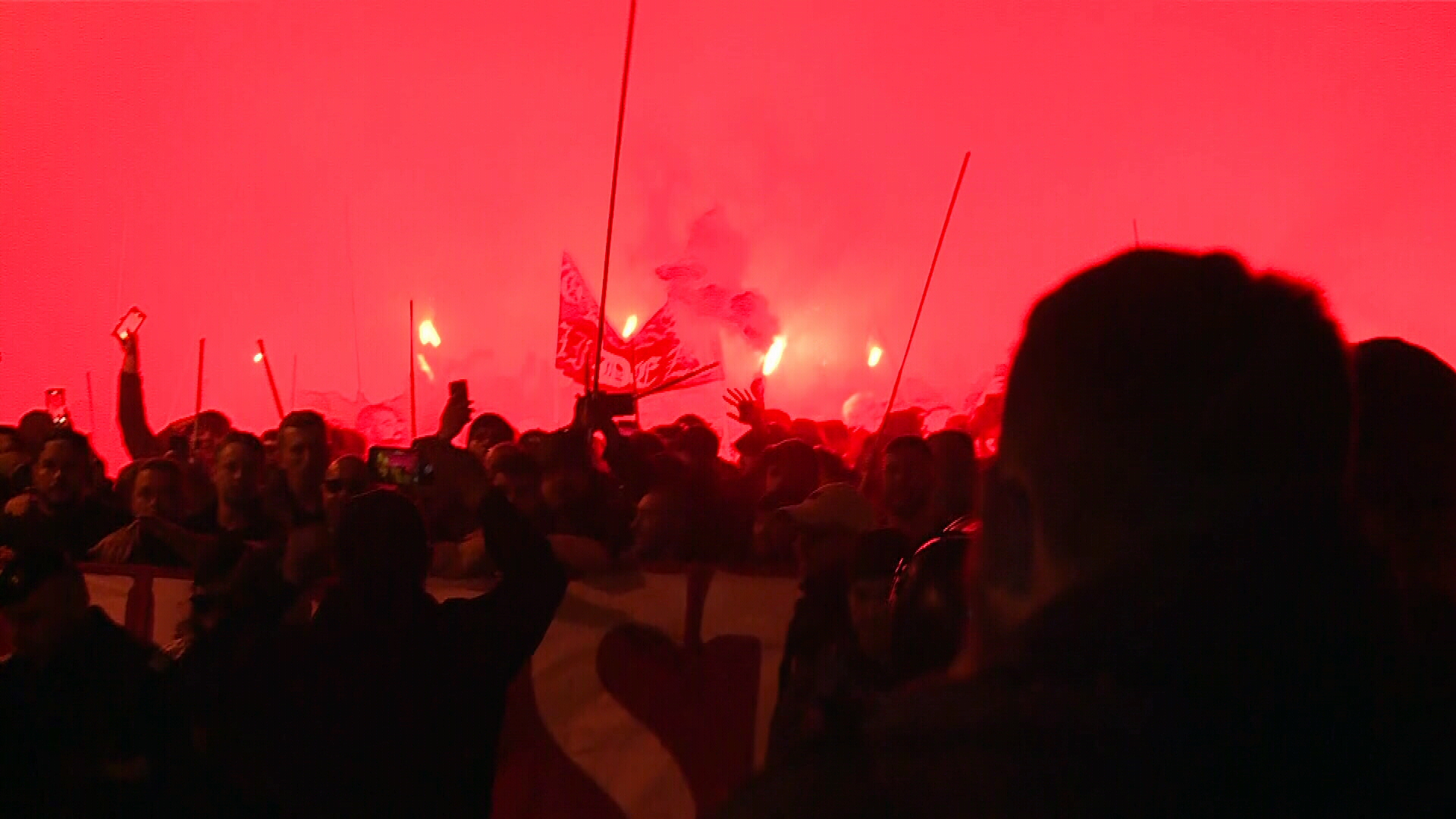 Ultrașii lui Dinamo, în marș către stadionul Ghencea! ”Câinii” au aprins torțe și fumigene