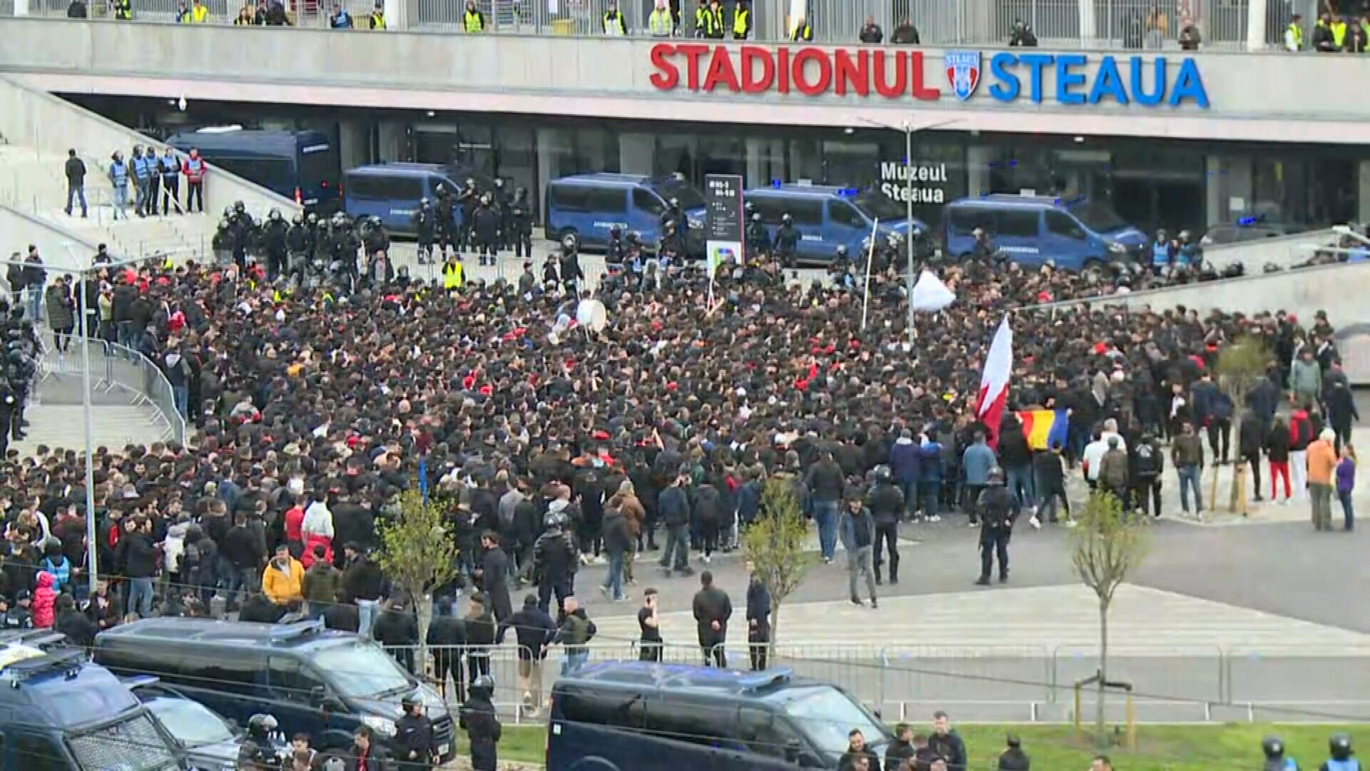 Ultrașii lui Dinamo au ajuns la stadionul Ghencea! ”Câinii” au aprins torțe și fumigene în drumul spre arenă