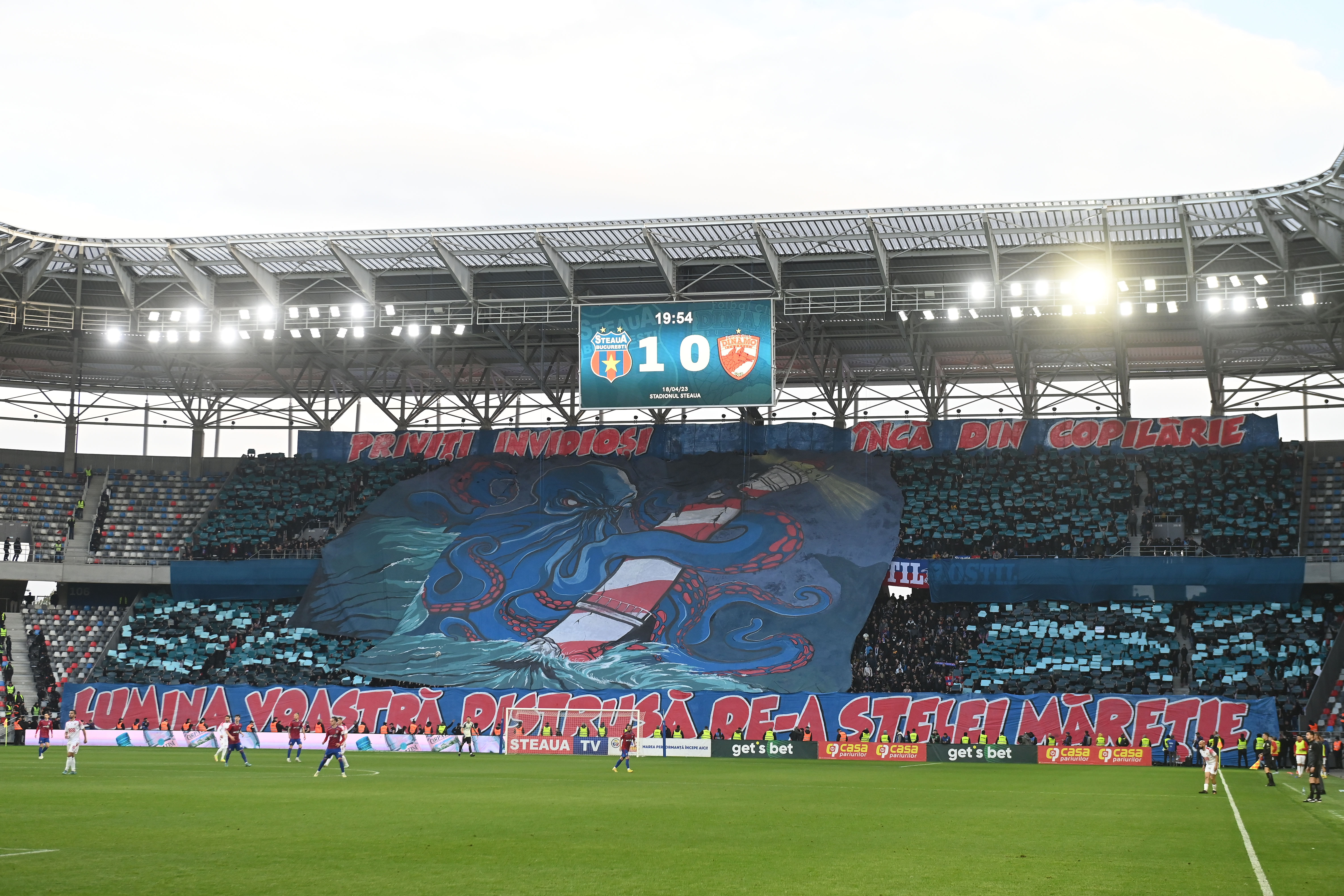 Ultrașii dinamoviști și cei steliști s-au duelat în bannere la CSA Steaua - Dinamo! Cele mai tari mesaje afișate