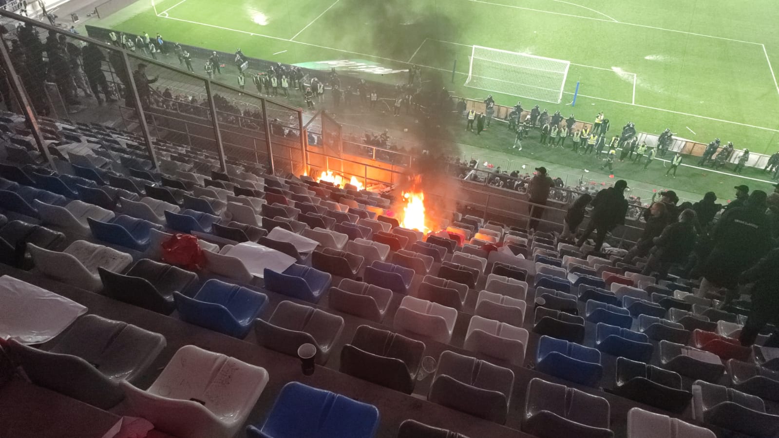 Dinamoviștii au dat foc peluzei de pe Ghencea! Din nou
