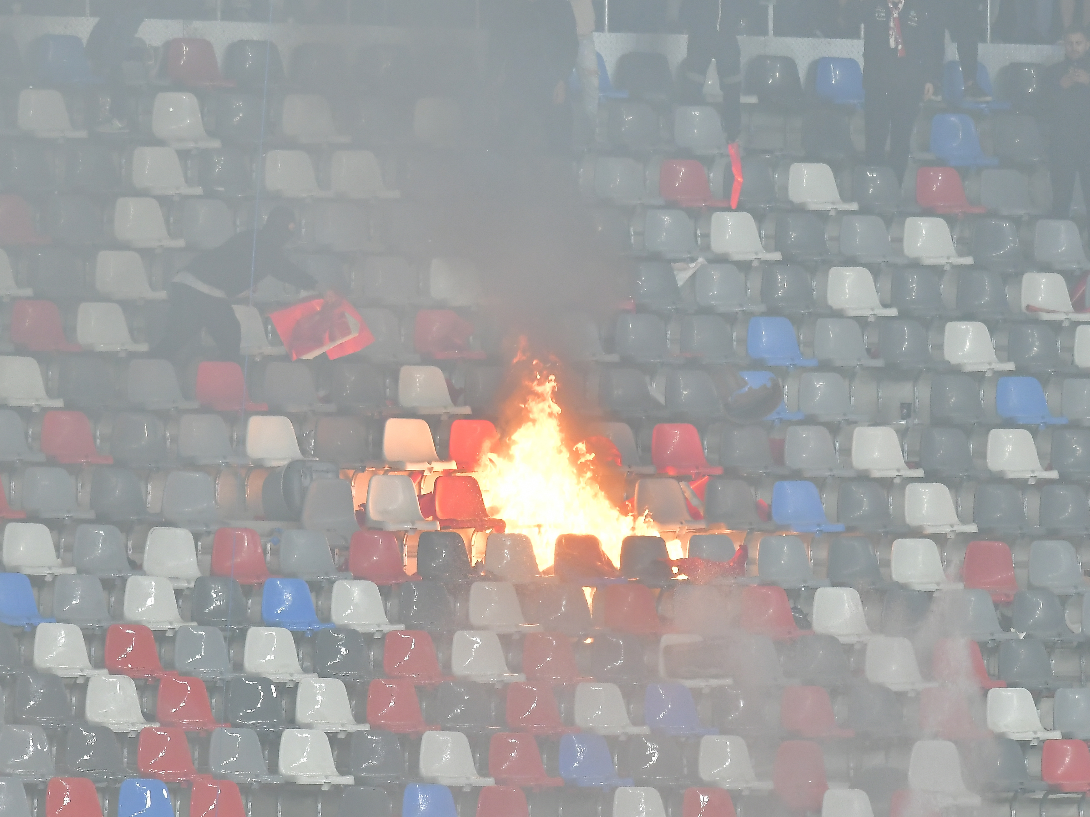 Dinamo și Steaua, amendate drastic de FRF după incidentele provocate de fani la derby