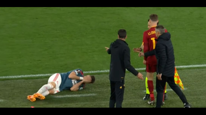 Salvatore Foti îl lovește pe Llorente / Foto: captură Twitter CBSSportsGolazo
