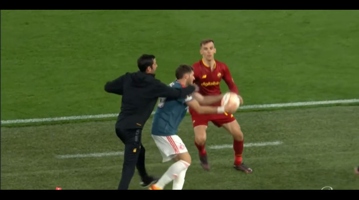 Salvatore Foti îl lovește pe Llorente / Foto: captură Twitter CBSSportsGolazo