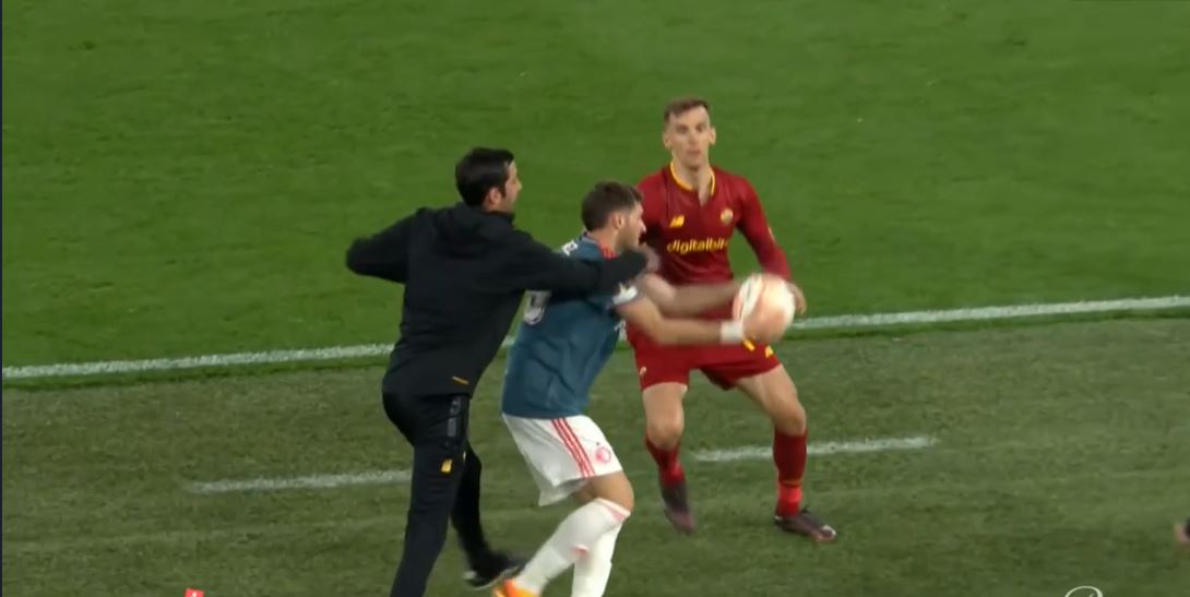 "Secundul" lui Jose Mourinho a lovit un jucător advers în timpul meciului