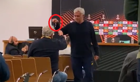 Am un cadou pentru tine, ca să nu mai plângi! Jose Mourinho a trollat un jurnalist de față cu toți colegii lui