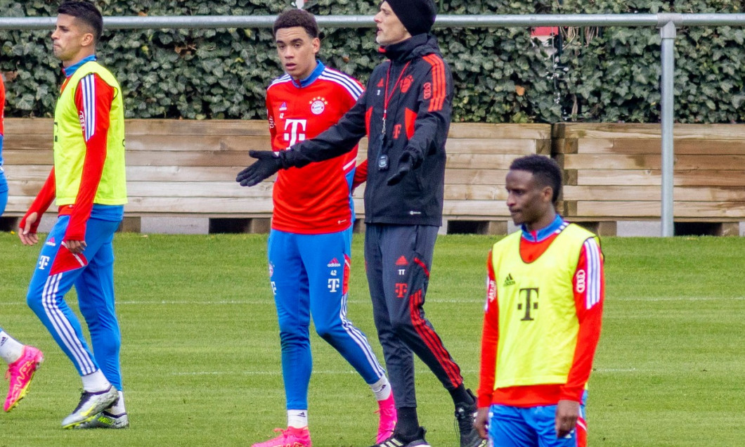 Trainer Thomas Tuchel mit Jamal Musiala / Training des FC Bayern an der SĂ¤bener Strasse in MĂĽnchen / /