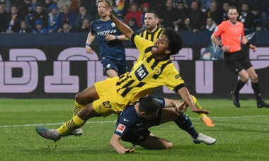 Danilo Soares (VfL Bochum), re., gegen Karim Adeyemi (Borussia Dortmund), Schiedsrichter Sascha Stegemann, hinten, gibt