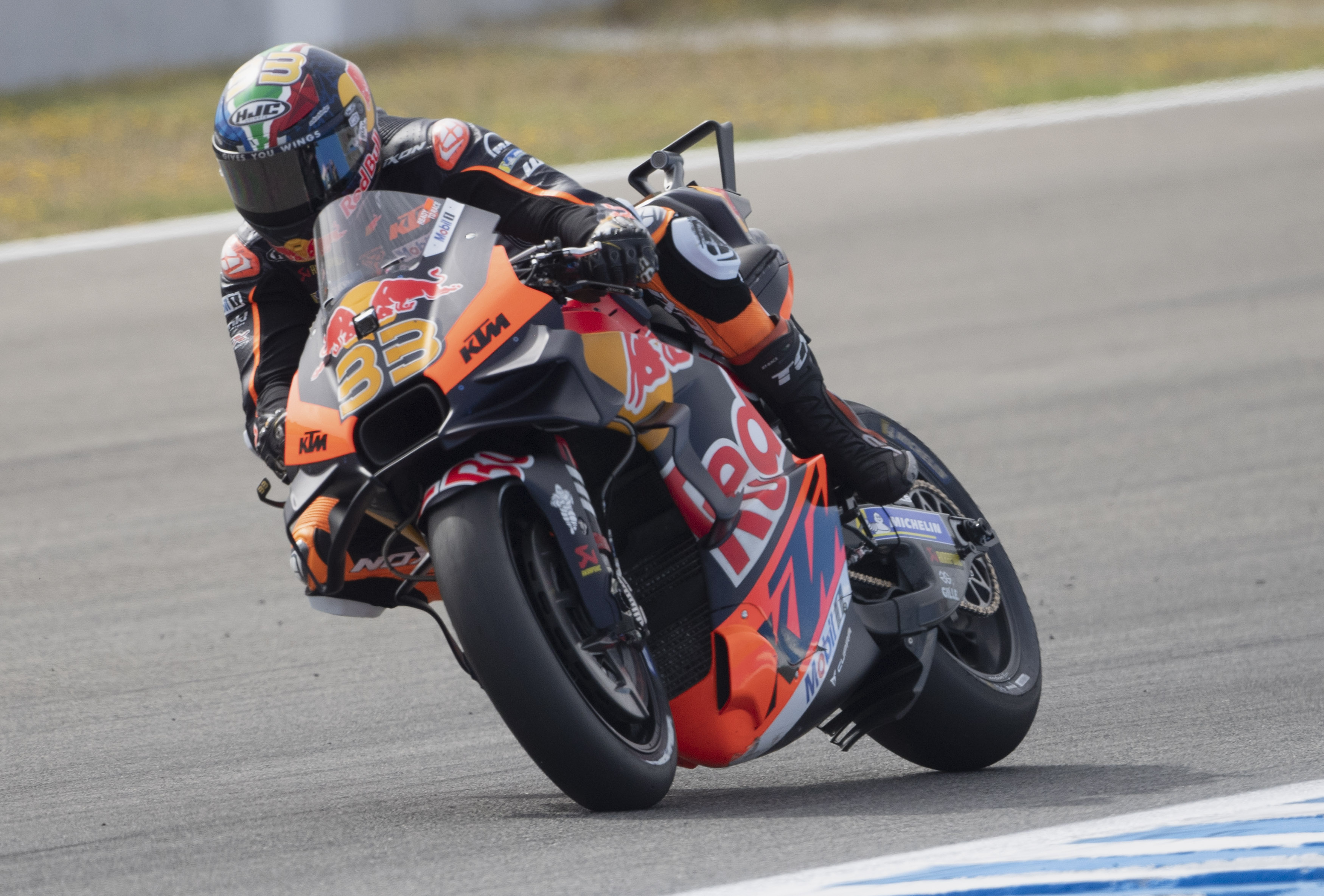 Brad Binder a câștigat sprintul MotoGP de la Jerez. Steag roșu după un accident spectaculos