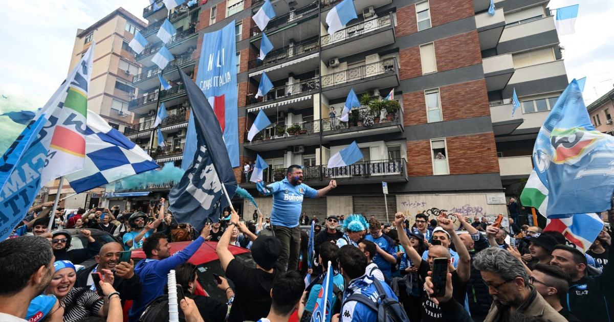 Galleria fotografica |  Eruzione di gioia per le strade di Napoli!  I tifosi “rubano l’inizio” e festeggiano la vittoria del campionato