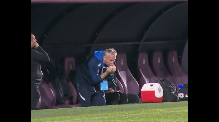 Dan Petrescu reacționează nervos în timpul meciului Rapid - CFR Cluj / Foto: Captură Digi Sport
