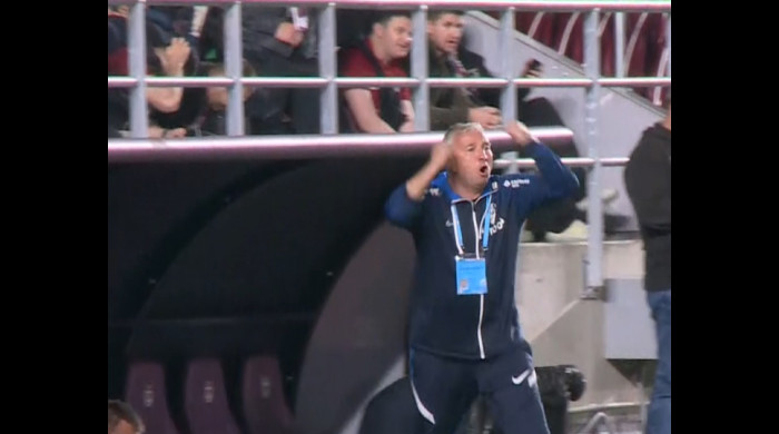 Dan Petrescu reacționează nervos în timpul meciului Rapid - CFR Cluj / Foto: Captură Digi Sport