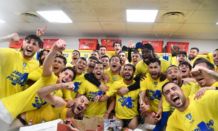 La festa nello spogliatoio dei giocatori del Frosinone per la promozione in Serie A