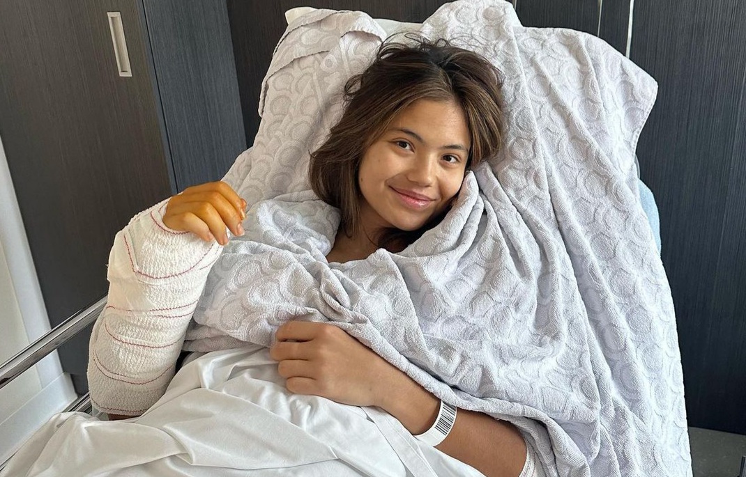 După trei operații suferite, Emma Răducanu face haz de necaz pe patul de spital