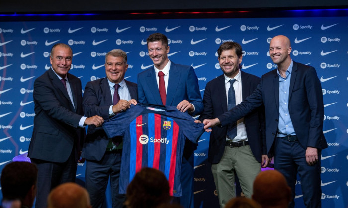 Barcelona,Spain.05 August,2022. Rafa Yuste,Jan Laporta,Robert Lewandowski,Mateu Alemany and Jordi Cruyff, during the presentation of Lewandowski at Camp Nou Stadium in Barcelona, Spain.