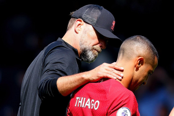 Craven Cottage, Fulham, London, UK. 6th Aug, 2022. Premier League football, Fulham versus Liverpool: Liverpool Manager Jurgen Klopp with the injured Thiago Alcantara Credit: Action Plus Sports/Alamy Live News