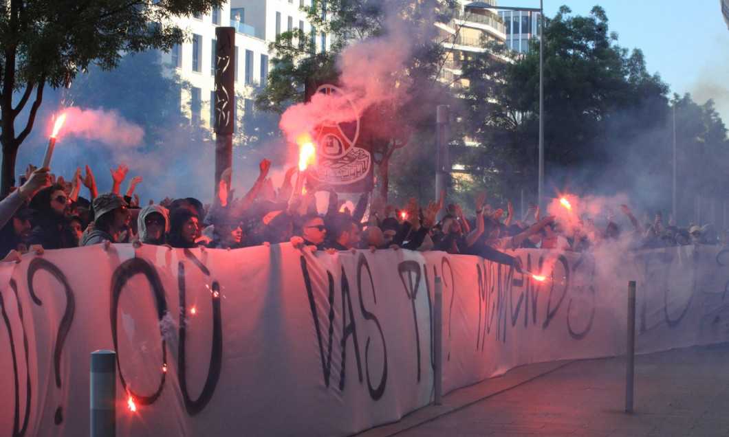 Manifestation des supporters du PSG devant le siège du club après le séisme Messi