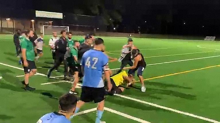 Măsura luată după ce unui arbitru i-a fost rupt maxilarul la un meci. Atacatorul este un pugilist