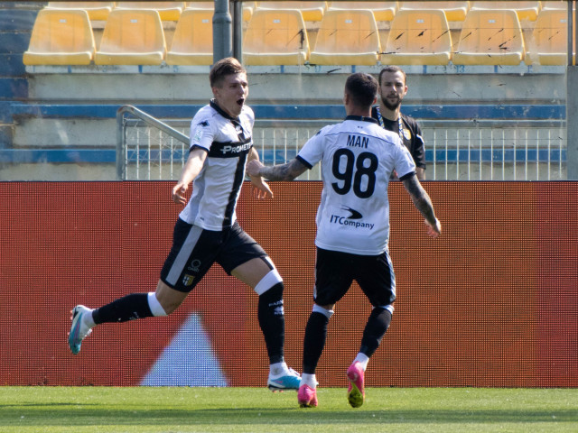 Parma, vittoria importante in Serie B!  Dennis Man, titolare / Valentin Mihăilă, rimasto in panchina nel successo con il Brescia