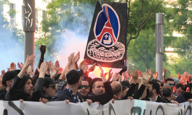 Manifestation des supporters du PSG devant le siège du club après le séisme Messi