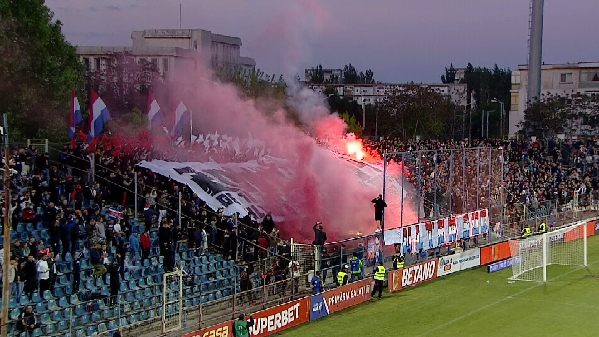 Fanii Oțelului Galați au făcut o atmosferă incendiară la meciul cu Dinamo! Gălățenii pot promova matematic