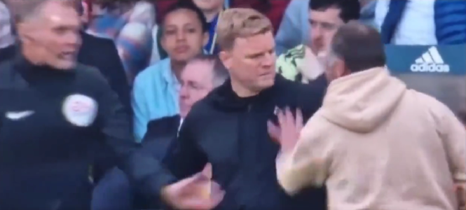 Haos în Premier League: un suporter a intrat pe teren și s-a dus direct la antrenor! Ce a urmat