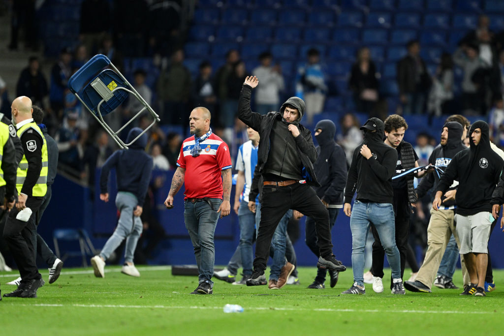 Bucuria Barcelonei, umbrită de gestul fanilor lui Espanyol. Jucătorii au fost nevoiți să alerge către vestiare