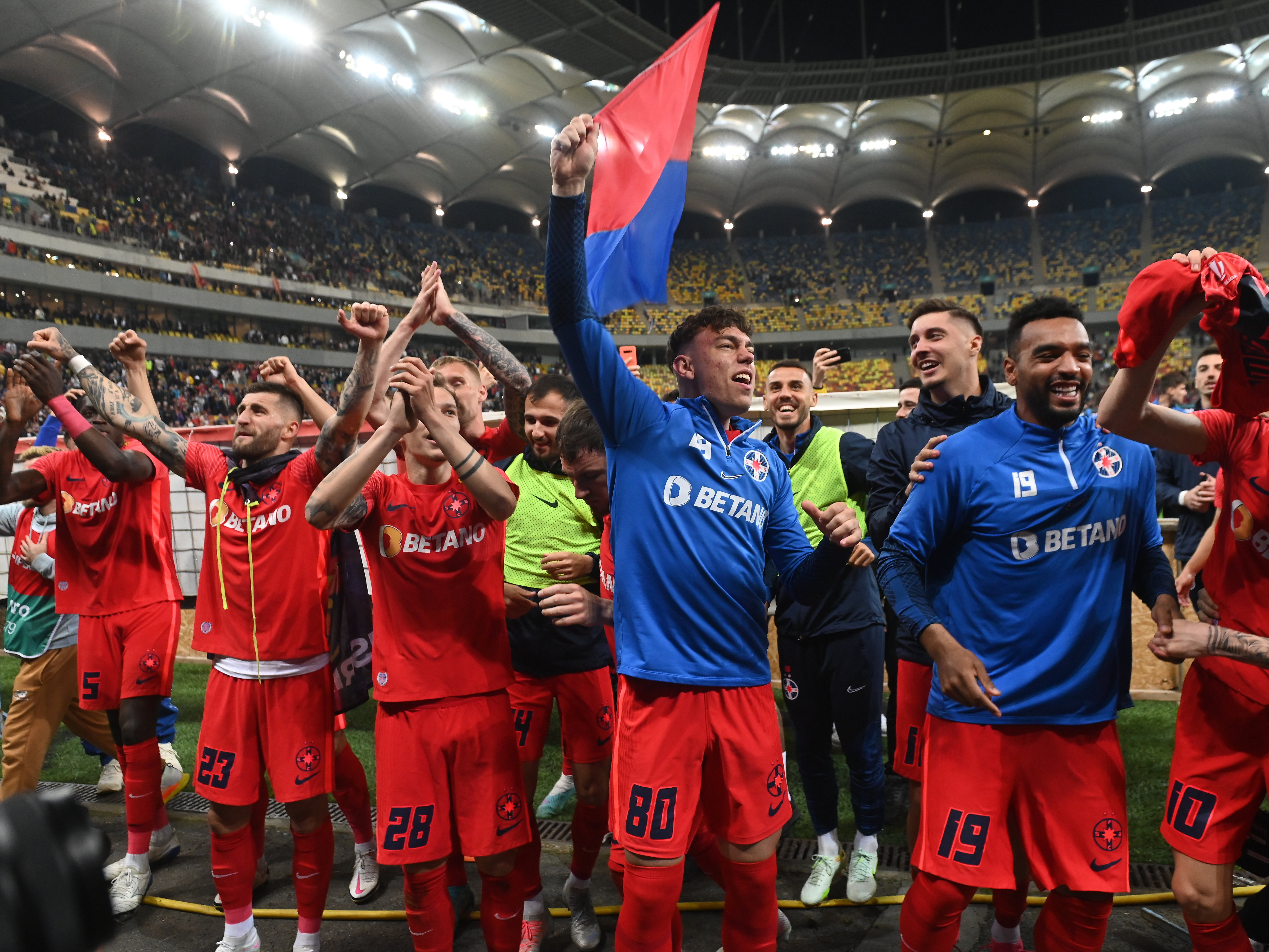 Imaginile bucuriei: cum au sărbătorit jucătorii FCSB-ului victoria cu CFR Cluj