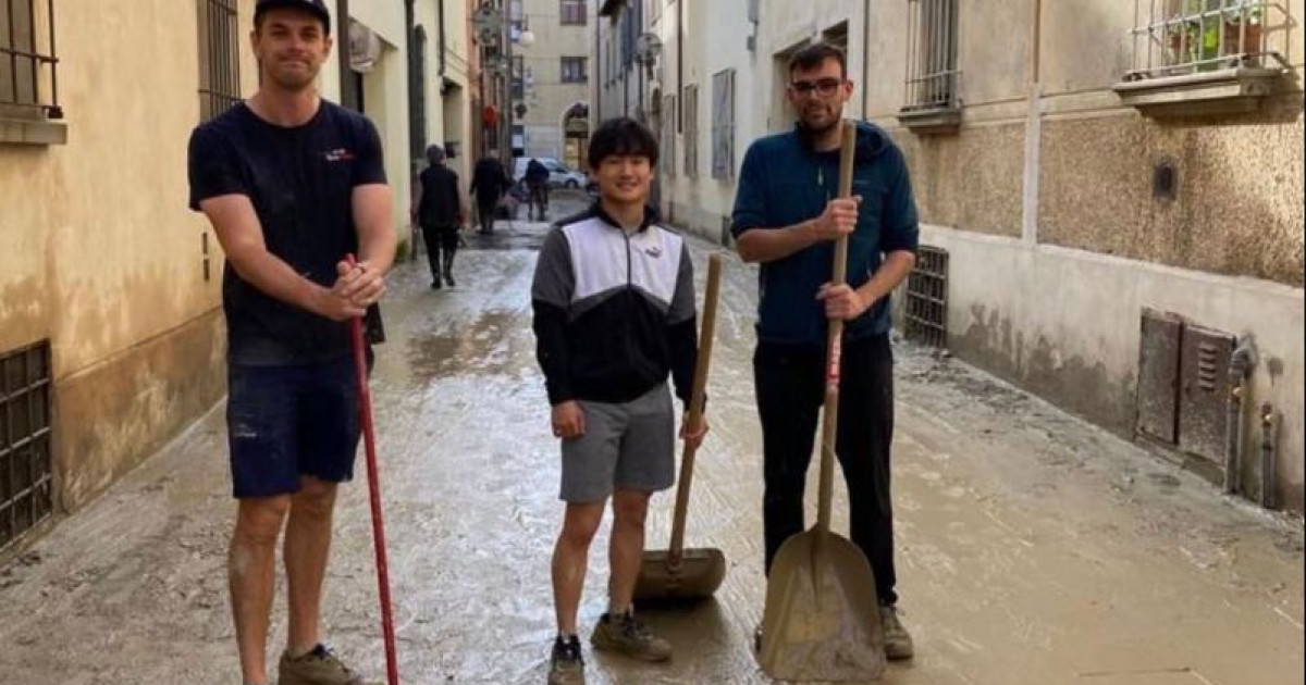 Un pilota di Formula 1 è fuori per pulire le strade dopo l’alluvione in Italia.  “Merita un premio”