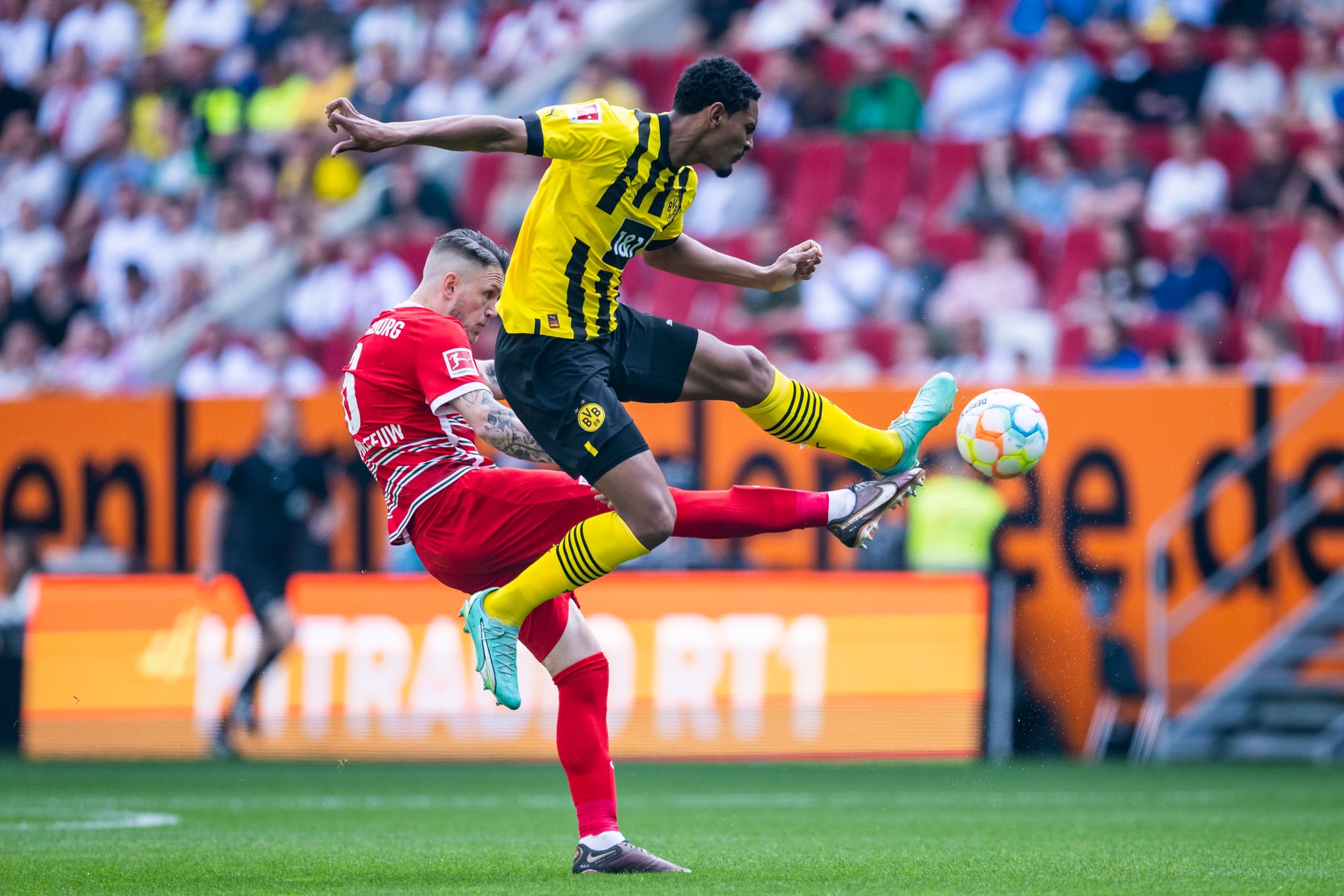 Augsburg - Dortmund 0-3. Haller bifează o “dublă”! BVB urcă pe primul loc în penultima etapă