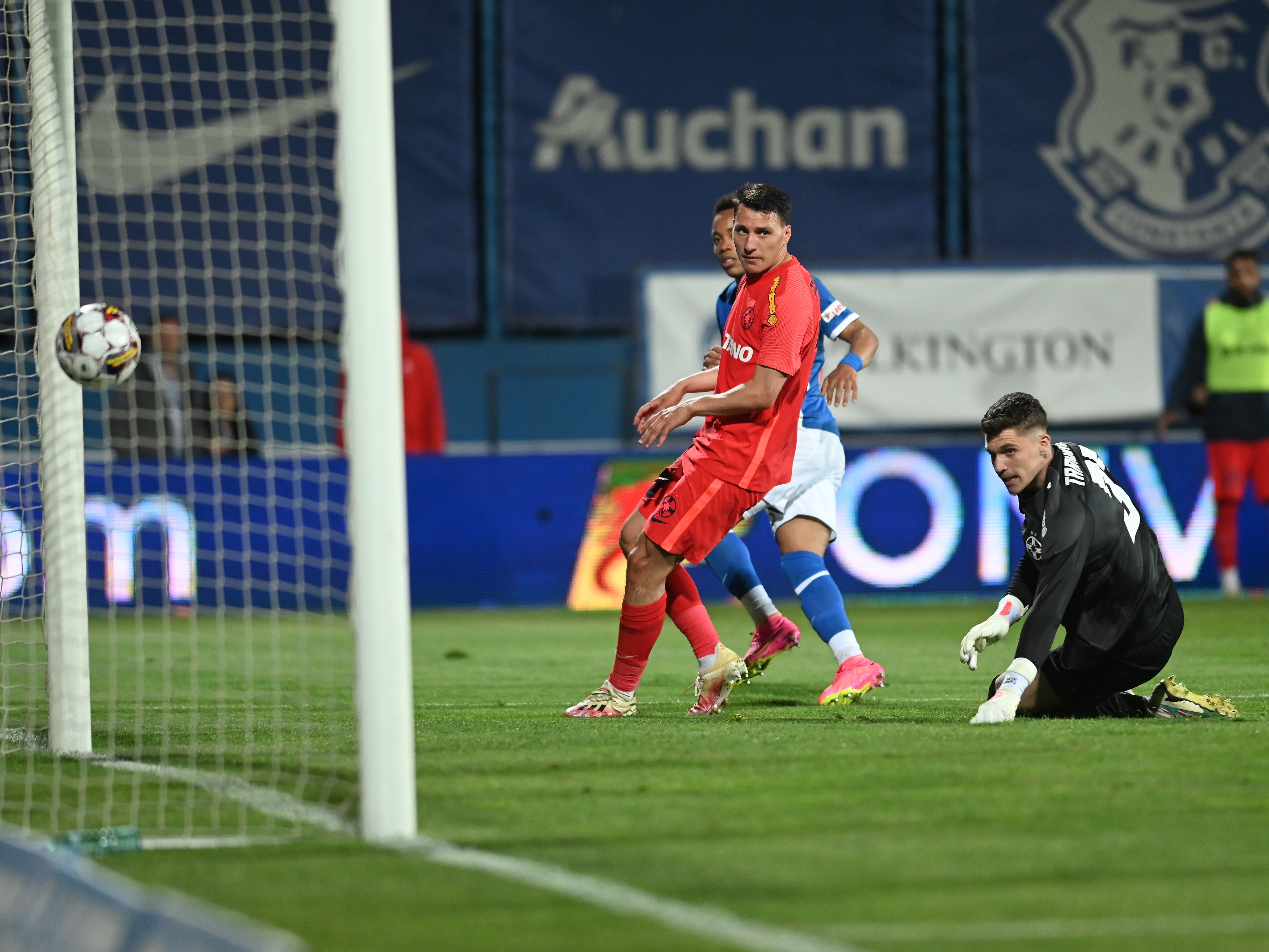 Eroarea lui Ștefan Târnovanu a "aprins" meciul cu Farul! Ieșire de neînțeles a portarului de la FCSB
