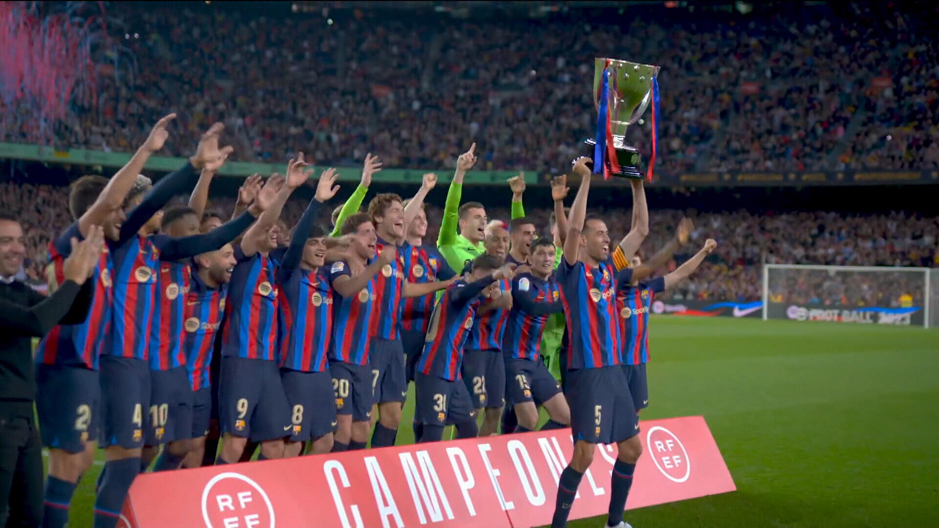 ”Fiesta” pe Camp Nou! Jucătorii Barcelonei au ridicat trofeul și au sărbătorit alături de suporteri