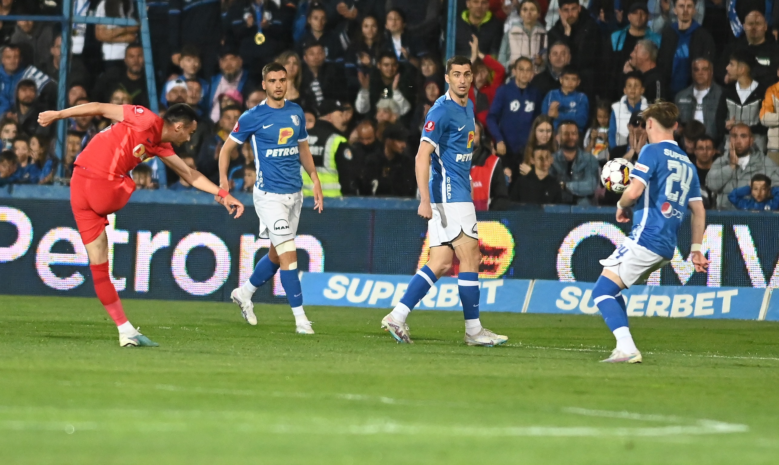 ”Finala” Farul - FCSB i-a dat mari emoții unui antrenor român: ”La 2-0 băgasem chibriturile în buzunar!”