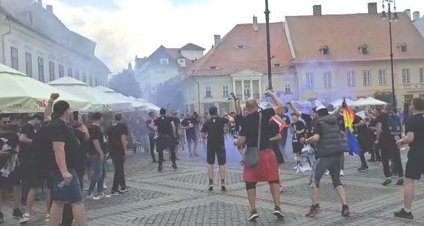 Fanii lui U Cluj au luat cu asalt Sibiul! Torțe în centrul orașului. Un bărbat a căzut de pe un stâlp și a ajuns la Urgențe