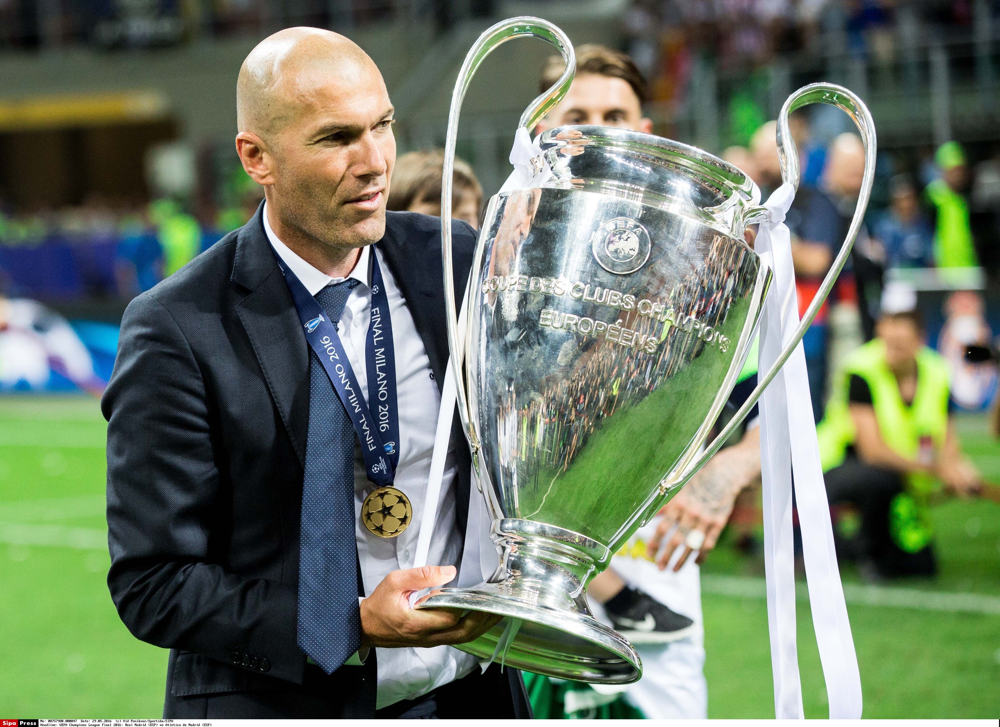 Zidane a refuzat o propunere astronomică și rămâne liber de contract