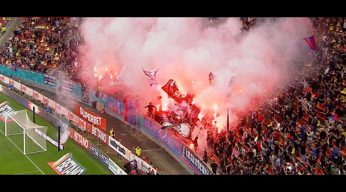 Fanii FCSB-ului au făcut spectacol pirotehnic la partida cu Rapid / Foto: Captură Digi Sport