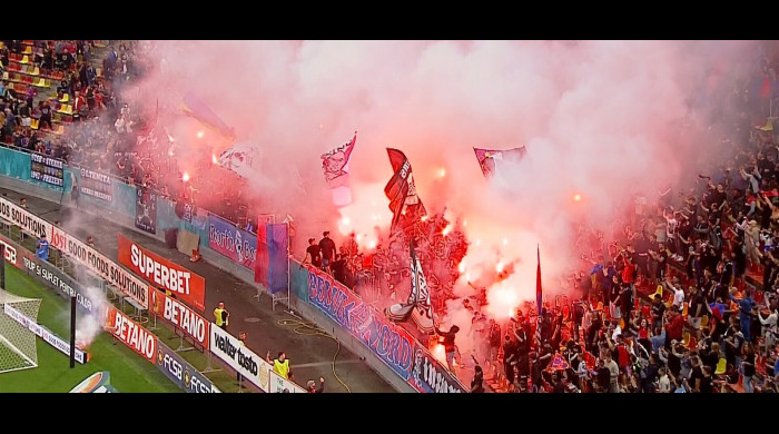 Fanii FCSB-ului au făcut spectacol pirotehnic la partida cu Rapid / Foto: Captură Digi Sport