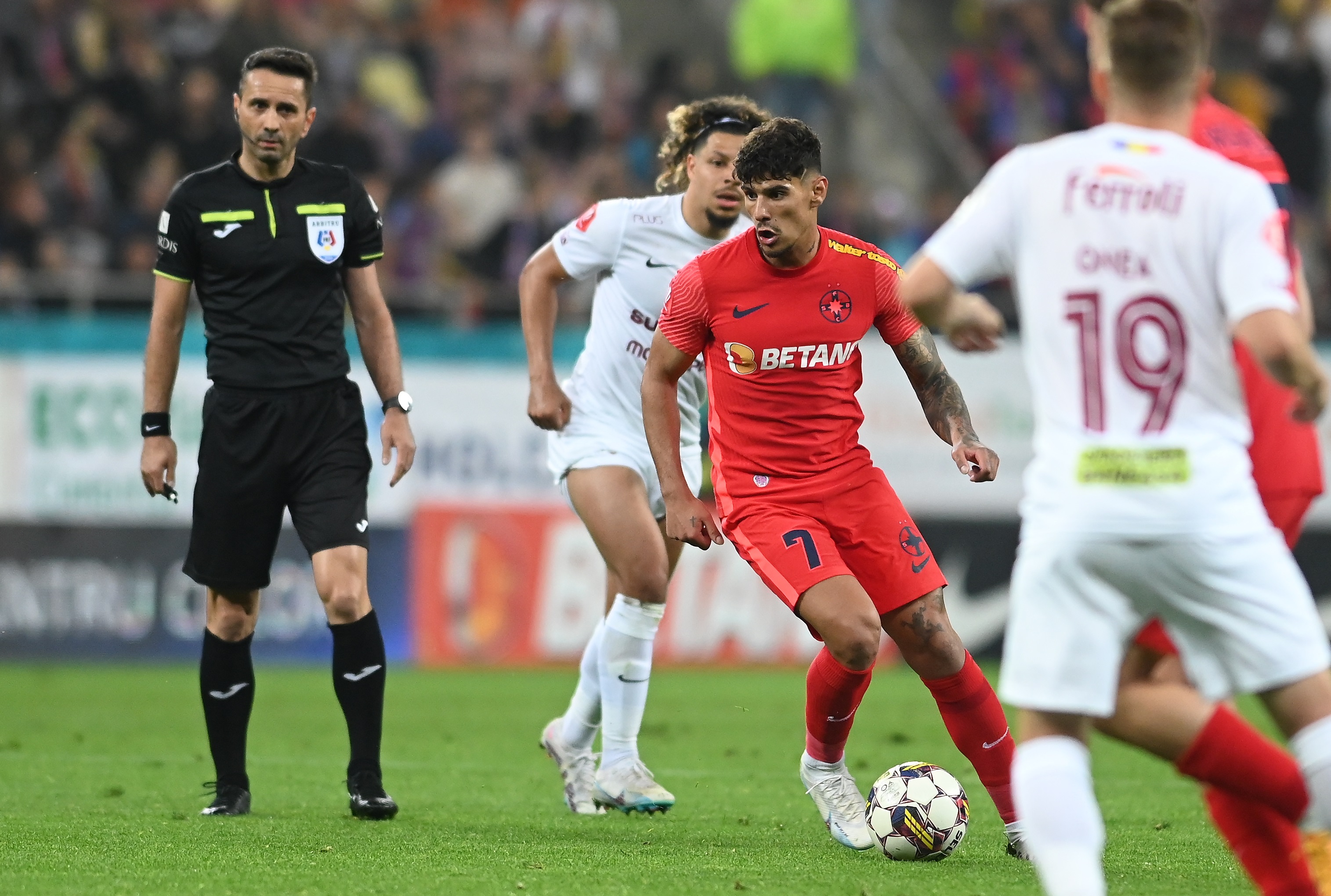 FCSB - Rapid 1-3, ACUM, pe Digi Sport 1. Roș-albaștrii, în zece jucători