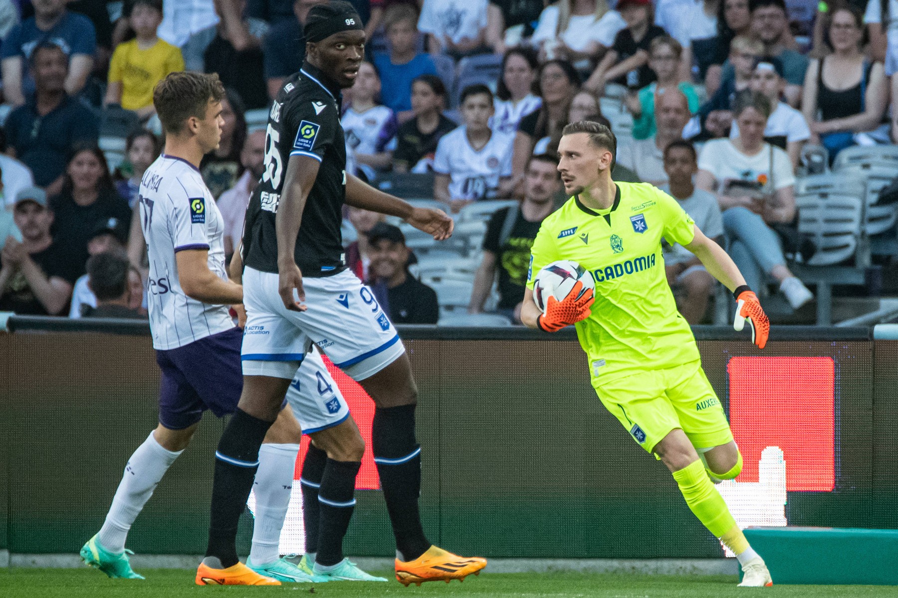 Toulouse - Auxerre 1-1. Ionuț Radu, criticat pentru golul primit