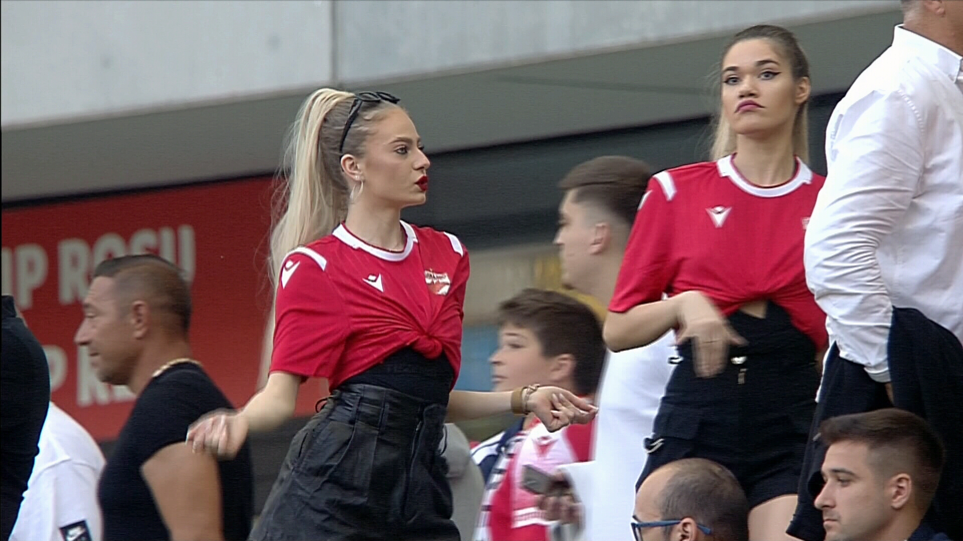 Au întreținut atmosfera la meciul Dinamo - FC Argeș! Animatoare și DJ pe Arena Națională