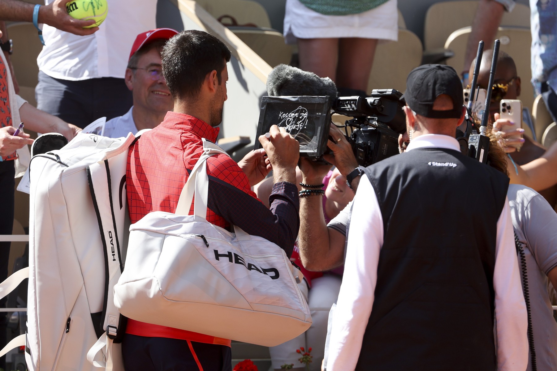 Novak Djokovic a scris câteva cuvinte pe cameră la Roland Garros, a provocat un scandal și riscă sancțiuni! Reacția sârbului