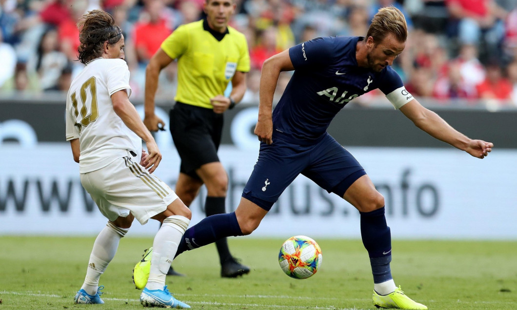 firo: 30.07.2019, Fuvuball, 1.Bundesliga, season 2019/20, 1.Halffinale, Audi Cup 2019, Real Madrid - Tottenham Hotspur 0: 1, Luka Modric, Real Madrid, Real, Madrid, Harry Kane, Tottenham Hotspur, Tottenham, Spurs, full figure, duels, | usage worldwide